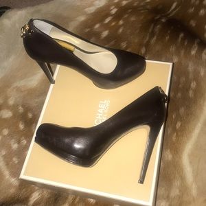 Michael Kors Classic Brown Pumps (size: 6)